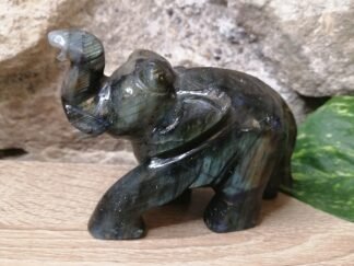 Figurines, objets sculptés/gravés, arbres et formes géométriques