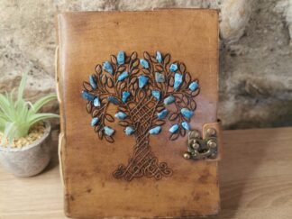 Grimoire en cuir orné de pierres d'Apatite