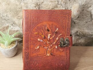 Grimoire en cuir orné de pierres de Cornaline