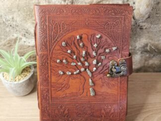 Grimoire en cuir orné de pierres de Pyrite