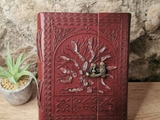 Grimoire en cuir orné de pierres de Cristal de roche