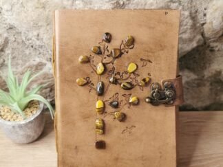 Grimoire en cuir orné de pierres d'Oeil de tigre
