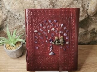 Grimoire en cuir orné de pierres d'Améthyste